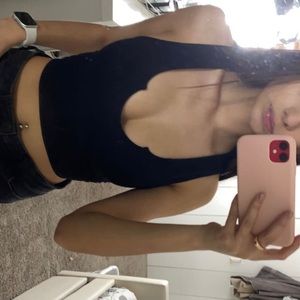 size small black cropped tank 🤍